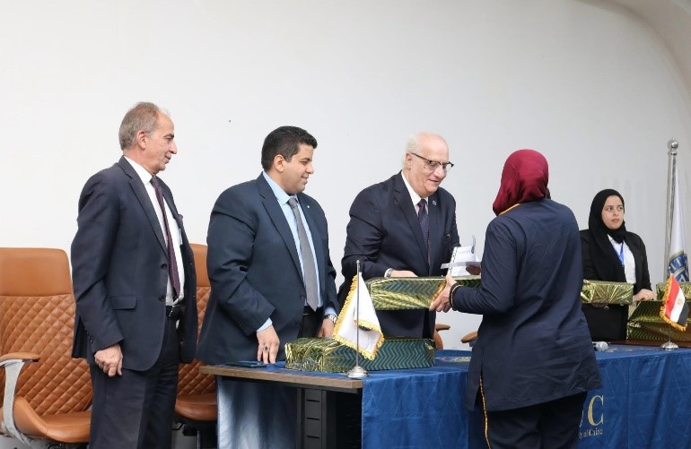  جامعة المدينة بالقاهرة تحتفل بعيد الأم وتكرم الأمهات و الموظفات المثاليات 